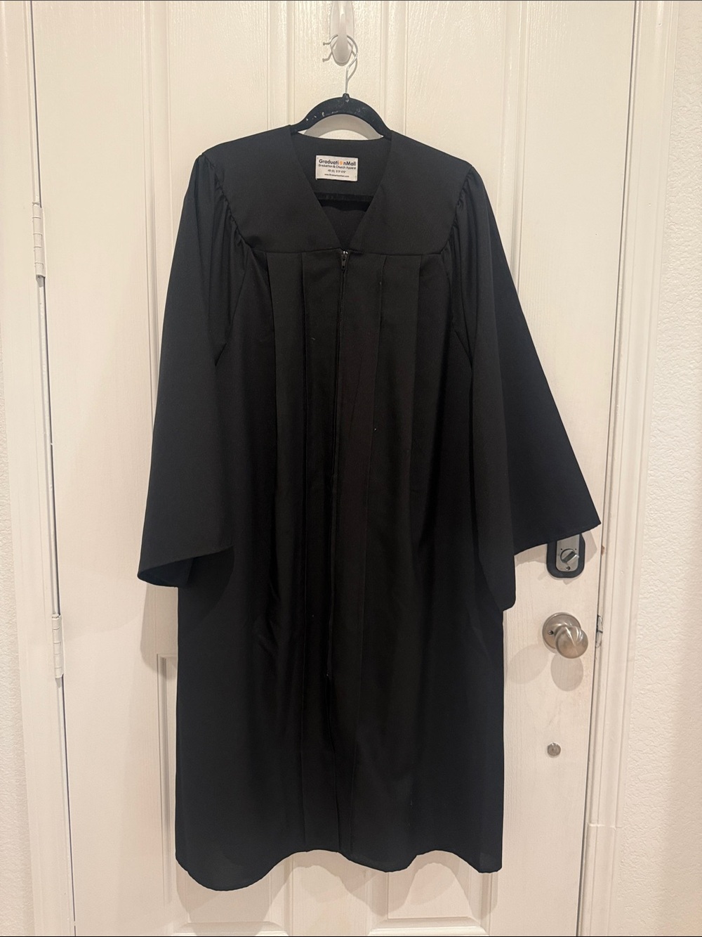 Graduation gown in size small - Picture 4 of 6